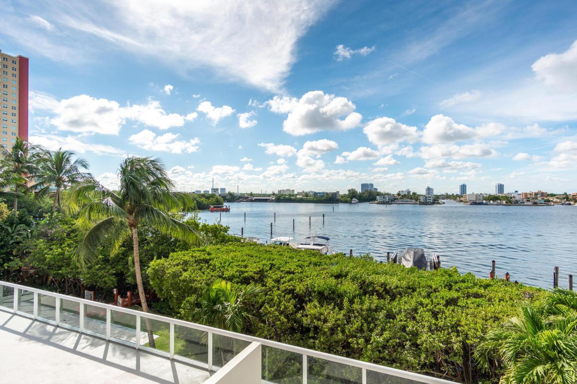 Golden Bay 402 Villa - Miami Beach — Photos 1